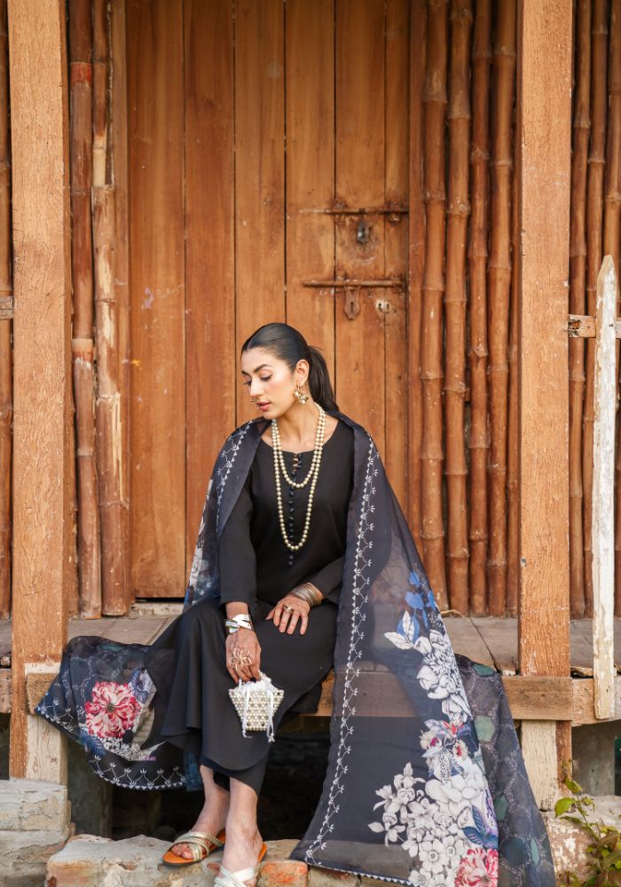 Raaya Noir – Luxury Lawn 3-Piece Suit NLC-107