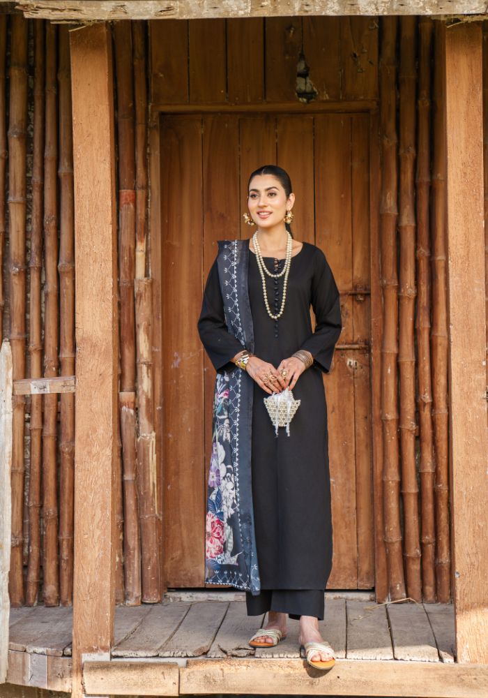 Raaya Noir – Luxury Lawn 3-Piece Suit NLC-107